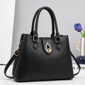 Elegante borsa a mano nera in pelle litchi con dettagli dorati e tracolla regolabile - L33 P12 A23 / Nero