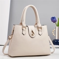 Elegante borsa a mano in pelle litchi bianco crema con fibbia dorata e tracolla - L33 P12 A23 / Bianco Sporco