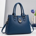 Elegante borsa a mano in pelle blu scuro con motivo litchi e chiusura a scatto dorata - L33 P12 A23 / Blu