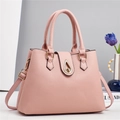 Borsa a mano rosa con texture litchi, chiusura a goccia dorata e tracolla rimovibile - L33 P12 A23 / Rosa