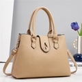 Dettaglio borsa beige in pelle a grana con elegante chiusura a goccia in metallo oro - L33 P12 A23 / Cachi