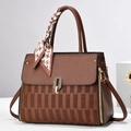 Borsa vintage marrone con sciarpa pied-de-poule e chiusura dorata su fondo bianco - caffè