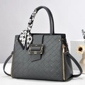 Détail du sac à main gris foncé avec texture tissée, boucle dorée et foulard pied-de-poule - Gris