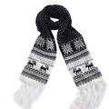 Gros plan sur une écharpe en maille de Noël noir et blanc avec rennes et pompons - 20*210cm / Noir à Points Renne