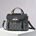 Elegante schwarz-weiße Jacquard-Handtasche mit goldenem Schwan-Verschluss und Metallgriff - Schwarz