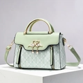 Elegante borsa a mano in pelle verde chiaro con fibbia a cigno dorata e texture a motivi - Verde