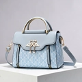 Elegante blaugraue Handtasche mit EE-Print und goldenem Schwan-Verschluss mit Perle - Himmelblau