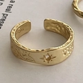Anello vintage in argento S925 con texture martellata dorata e motivo a stella - Anello Texturizzato (J2072) / Oro 18K