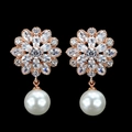 Pendientes de flores en oro rosa con circonitas blancas y perlas sobre fondo negro - Oro rosa