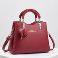 Borsa a mano rossa in pelle con motivo litchi, manico intrecciato e ciondolo elefante - 26x12x20cm / Rosso