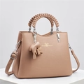 Elegante borsa in pelle marrone chiaro con manico intrecciato e ciondolo a elefante - 26x12x20cm / Cachi