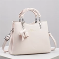 Borsa a mano rosa a più strati con manico intrecciato e ciondolo a coniglio in pelle - 26x12x20cm / Bianco Sporco