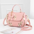 Rosa Handtasche aus Kunstleder mit Gänseblümchen-Stickerei, Perlen-H-Schnalle und Anhänger - Rosa