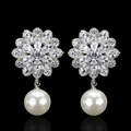 Elegantes pendientes de flor plateados con pedrería marquise y perlas blancas - Platino