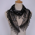 Détail d'un voile triangle en dentelle noire avec broderie florale et pompons perles - Noir