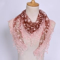 Détail de broderie en dentelle florale et pompons sur le foulard triangle respirant - Café rouge