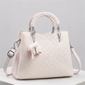 Sac à main élégant en cuir gaufré blanc crème avec poignées tressées et monogramme - L26xP12xH20cm / Blanc Cassé