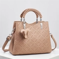 Sac à main beige embossé avec poignée tressée et breloque éléphant en cuir - L26xP12xH20cm / Kaki