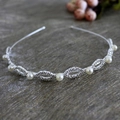 Elegante diadema de perlas y strass con eslabones ovalados de plata sobre fondo madera - Diamante de Imitación Perla Plata
