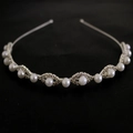 Dettaglio del cerchietto argento con perle e strass ondulati brillanti su fondo scuro - Argento Tutto Perla Artificiale (C8201)