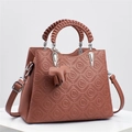 Sac à main marron en cuir avec logos embossés, poignée tressée et breloque éléphant - L26xP12xH20cm / Jaune Terre