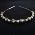 Elegante cerchietto dorato con perle e strass alternati su sfondo scuro - Oro Tutto Perla Artificiale (C8201)