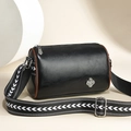 Borsa a tracolla cilindrica nera minimalista con logo a quadrifoglio e tracolla larga - Nero