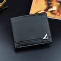 Portafoglio bifold da uomo in pelle nera con motivo litchi, cuciture gialle e logo in metallo - Nero