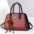 Dunkelrote Handtasche mit Krokodilprägung, braunen Griffen und goldenen Metallakzenten - Mittel / Weinrot