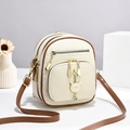 Off-white crossbodytas met lychee-patroon, bruine rand en een schattige kattenhanger - Off-wit
