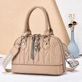 Sac à main beige matelassé en V avec bandoulière tissée et pendentif ours de luxe - Kaki