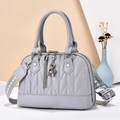 Sac à main plissé mauve avec bandoulière géométrique et breloque ours argentée - Gris