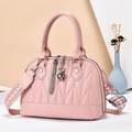Sac à bandoulière élégant en similicuir matelassé rose avec pendentif ours et large sangle - Rose
