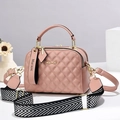 Rosa gesteppte Schultertasche mit gemustertem breitem Riemen und Goldakzenten - Rosa