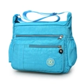 Borsa a tracolla in nylon celeste con tasche multiple e tracolla regolabile - Celeste