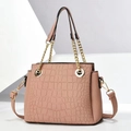 Sac à main rose en cuir gaufré crocodile avec poignées en chaîne dorée et bandoulière longue - Rose