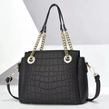 Sac à main noir avec motif crocodile, anse en chaîne dorée et bandoulière en cuir - Noir