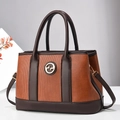 Braune Leder-Einkaufstasche mit Plissee, Goldlogo und Doppelgriffen im schlichten Design - 30cm x 13cm x 21cm / Erdgelb