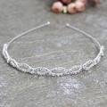 Dettaglio del cerchietto ondulato argento con strass e design a catena di cristalli - Argento con Strass