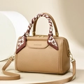 Hellbraune Boston-Tasche mit litchi-gemasertem PU-Leder und schickem Hahnentritt-Seidentuch - Khaki