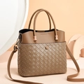 Elegante kaffeebraune Handtasche aus Leder und Geflecht mit Doppelgriffen und Gurt - Khaki