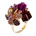 Anillo ajustable dorado con rosa de resina púrpura y diseño de flores de cristal - Morado