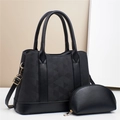 Ensemble sac à main noir avec texture géométrique et petite pochette dans un studio photo - Longueur 30 Largeur 12.5 Hauteur 23 / Noir