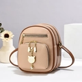 Mochila pequeña de cuero beige para niñas con un colgante de gato dorado elegante - 16x20x9cm / Caqui