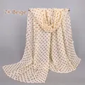 Dettaglio di sciarpa in chiffon crema a pois marroni che mostra il drappeggio e la trama - Beige
