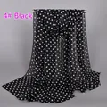 Dettaglio di sciarpa appesa nera con motivo a pois bianchi classici in chiffon - Nero