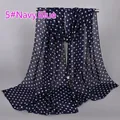 Dettaglio della sciarpa in chiffon blu scuro a pois bianchi che mostra il tessuto leggero - Blu navy
