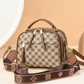 Klassieke bruine crossbody tas met ruitpatroon en een brede vintage bloemenriem - Stijl 2