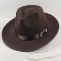 Gros plan d'un chapeau fedora en laine marron foncé avec large bord et ruban de satin - 58 Taille Unique / Café (Calotte Haute)