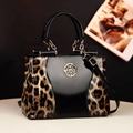 Handtasche mit Leopardenmuster und schwarzem Lackleder sowie goldenem Logo-Detail - Gold